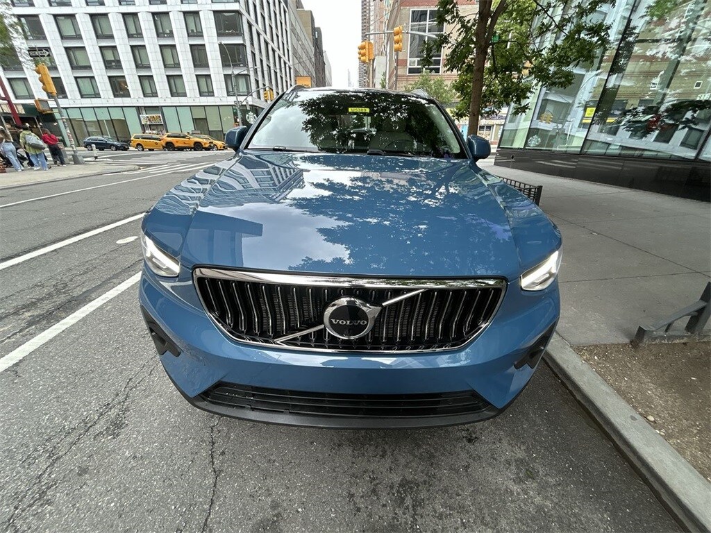 2023 Volvo XC40 Plus photo 3