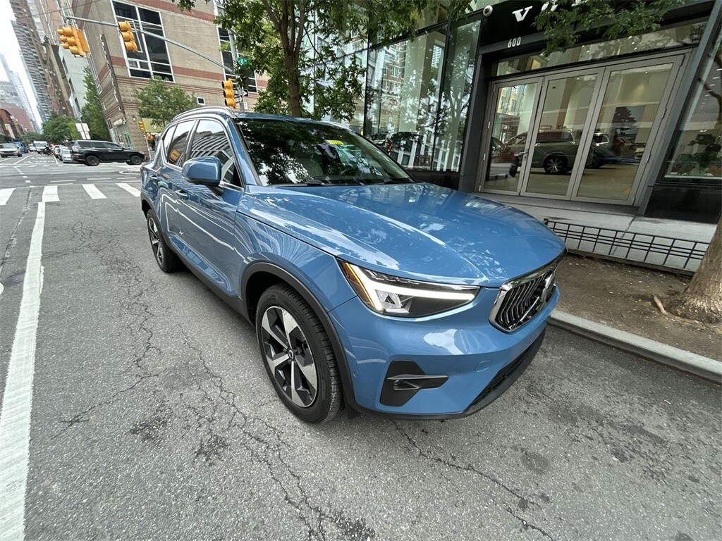 2023 Volvo XC40 Plus photo 2