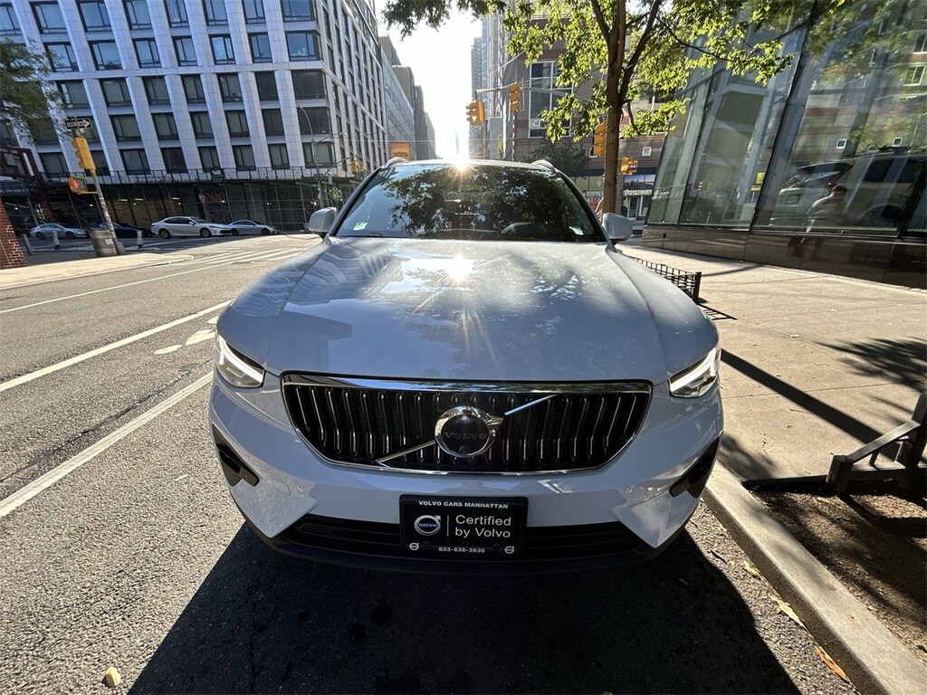 2025 Volvo XC40 Plus photo 3