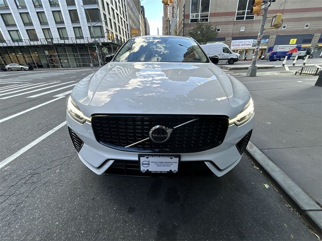 2025 Volvo XC60 Hybrid T8 Plus photo 2