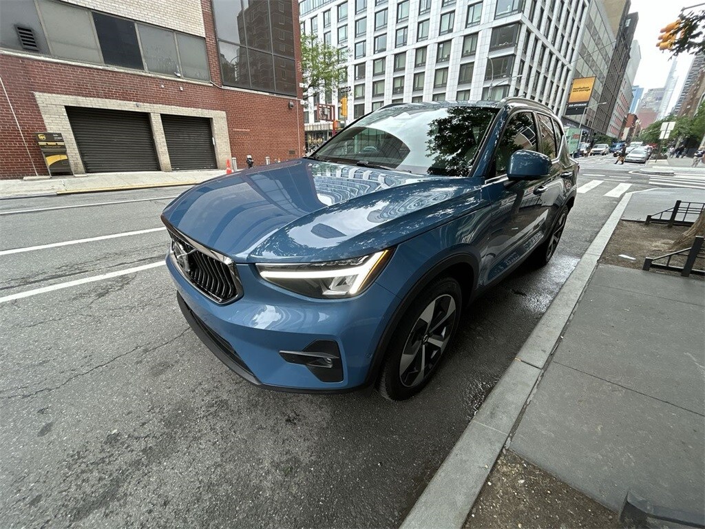 2023 Volvo XC40 Plus photo 4