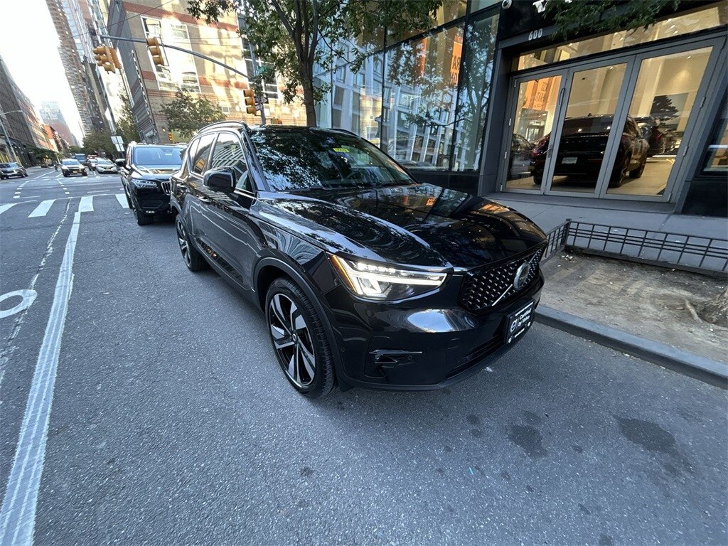 2023 Volvo XC40 Plus photo 2