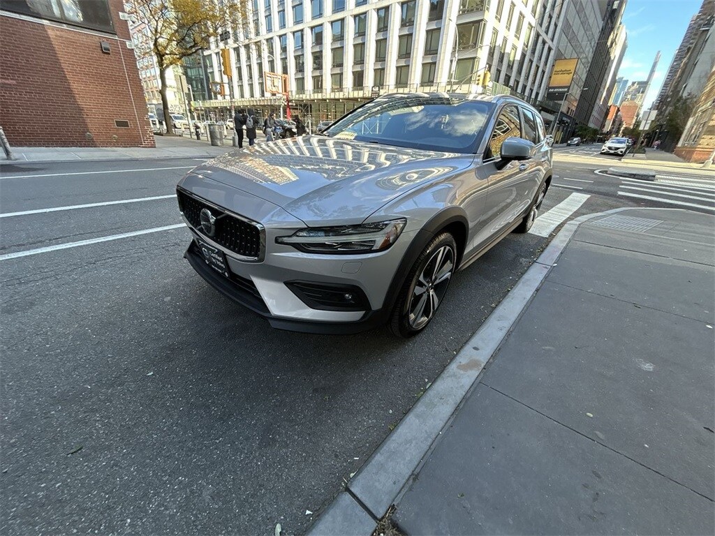 2025 Volvo V60 Plus photo 3