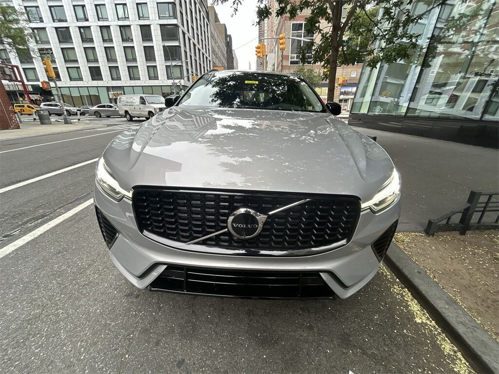 2025 Volvo XC60 Plus photo 2
