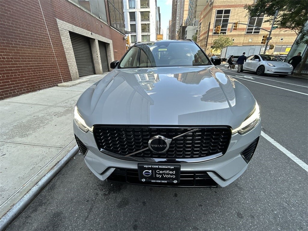 2025 Volvo XC60 B5 Core photo 2