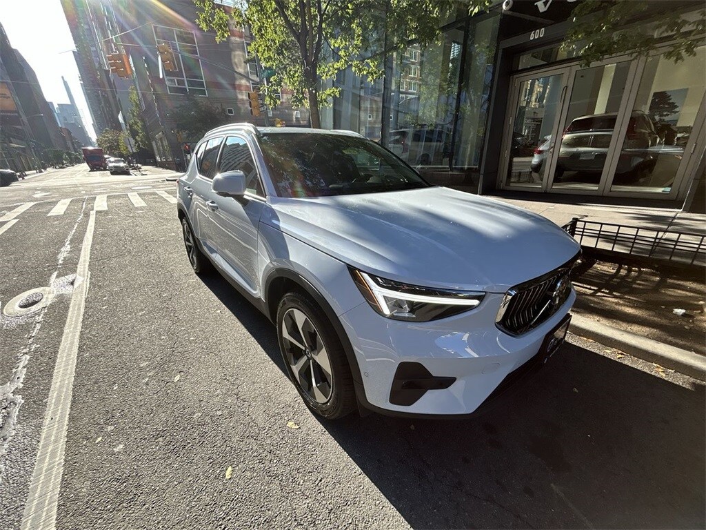 2025 Volvo XC40 Plus photo 2