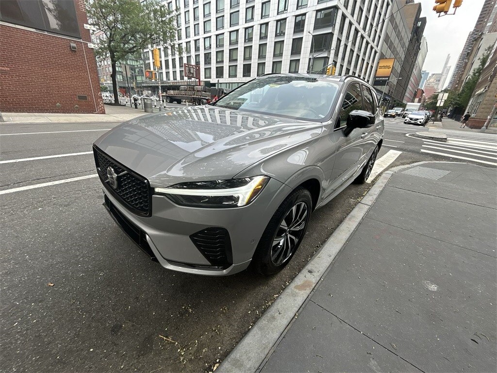 2025 Volvo XC60 B5 Plus photo 3