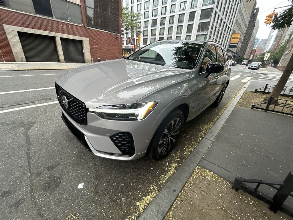 2025 Volvo XC60 Plus photo 3