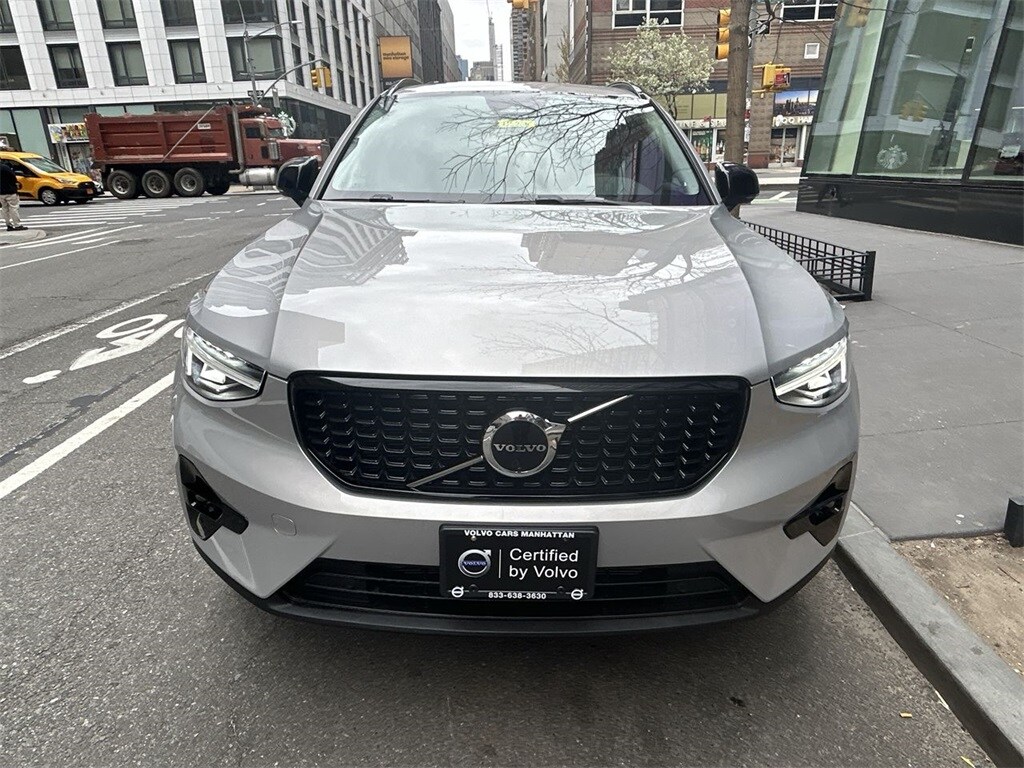 2025 Volvo XC40 Plus photo 3