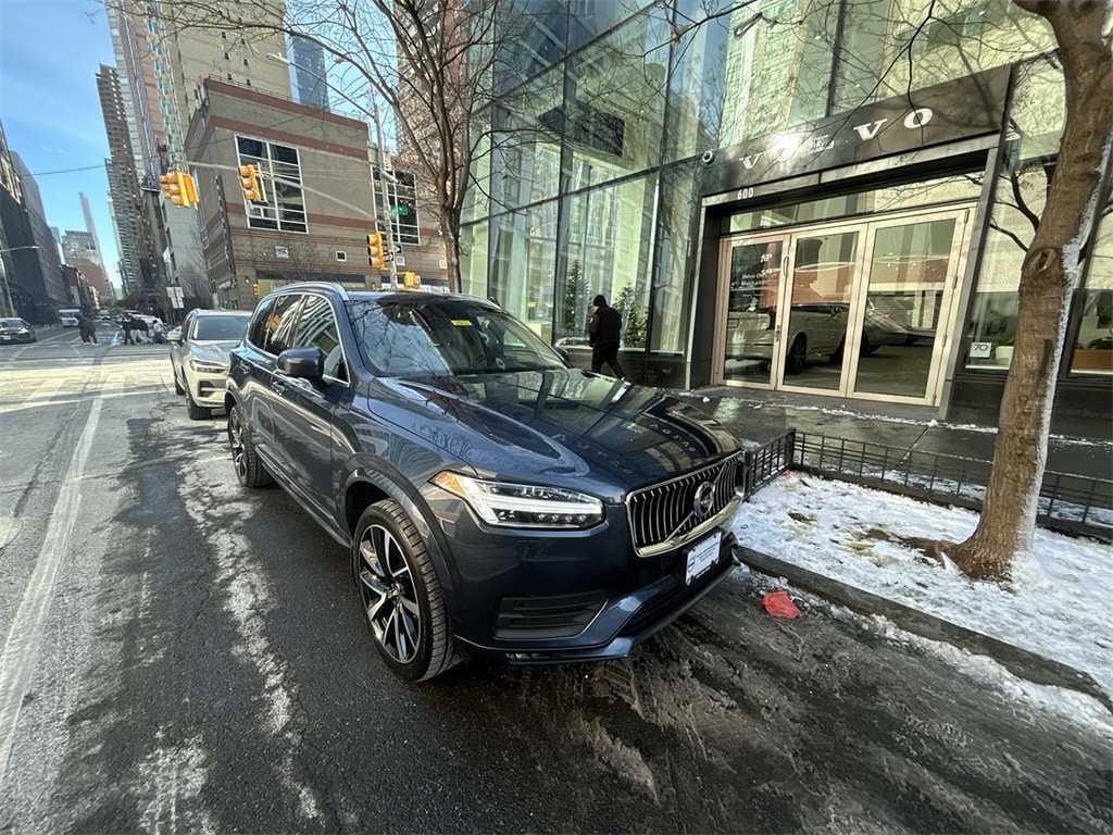 2022 Volvo XC90 Momentum's photo