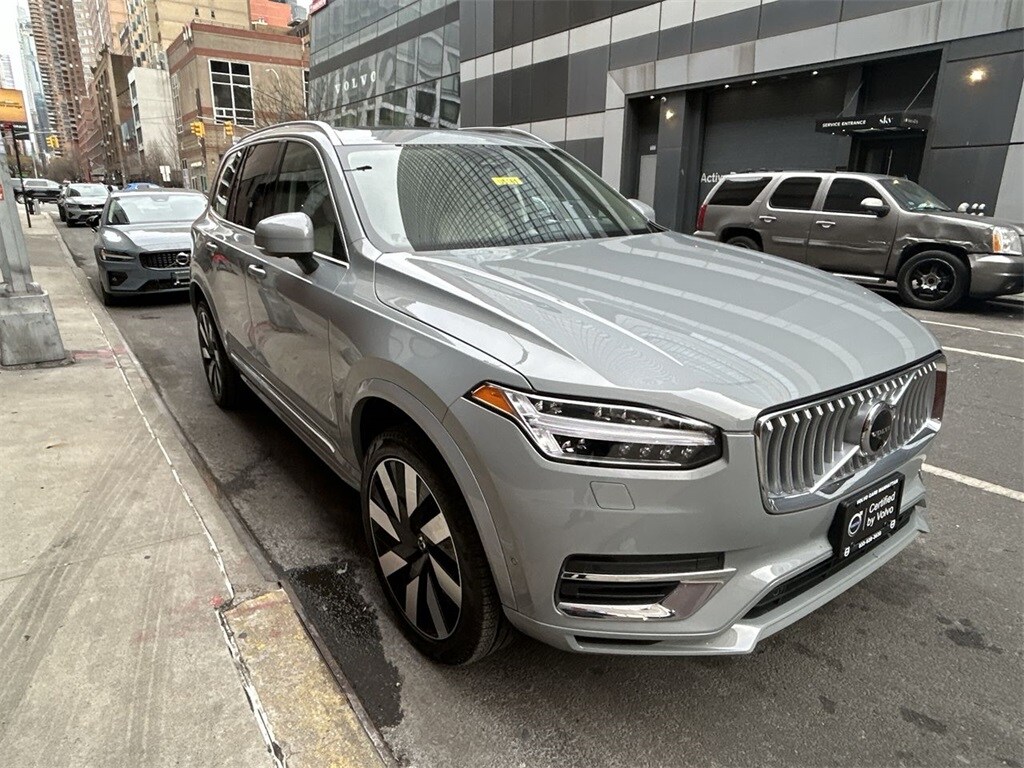 2025 Volvo XC90 T8 Plus photo 2