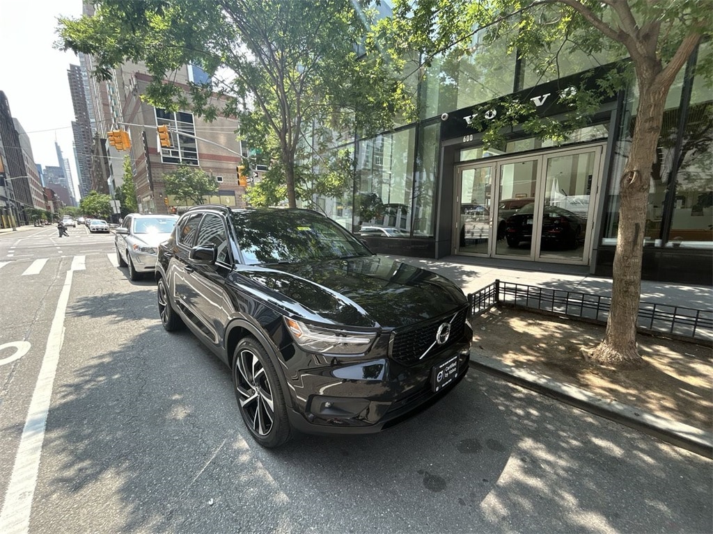 2022 Volvo XC40 R-Design