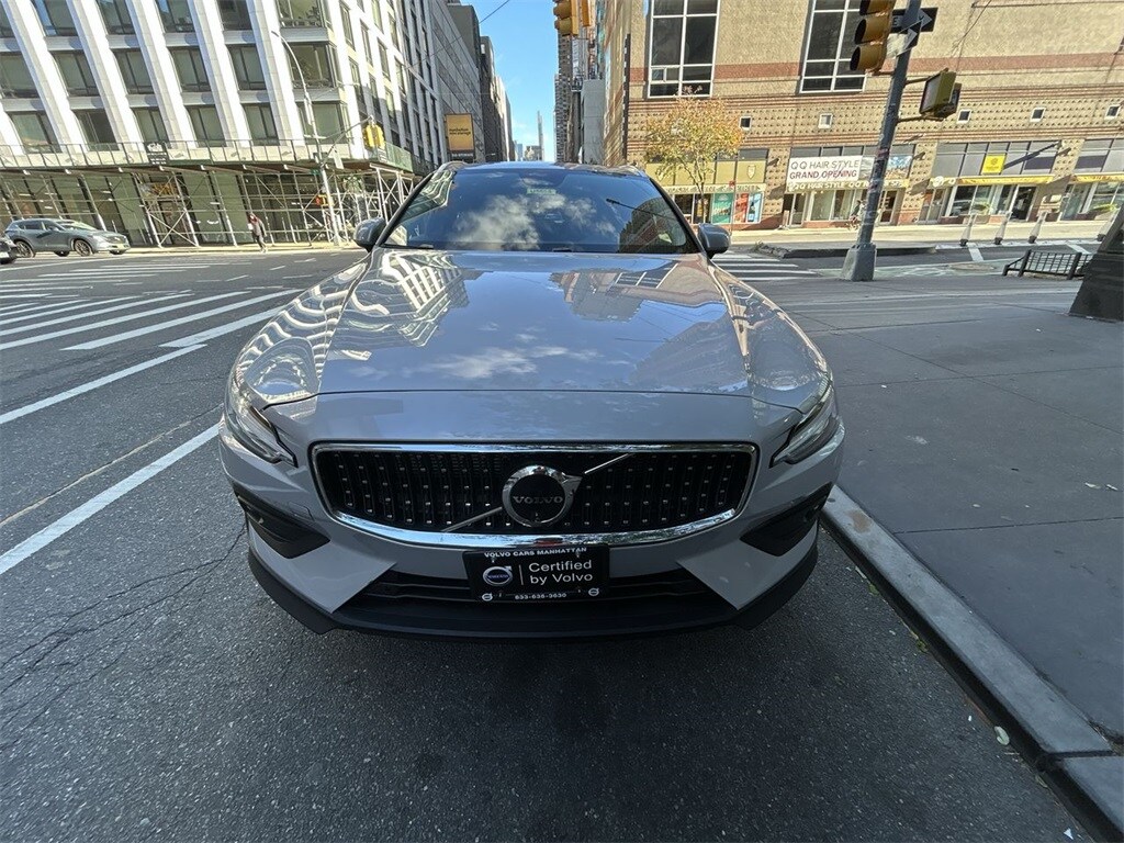 2025 Volvo V60 Plus photo 2