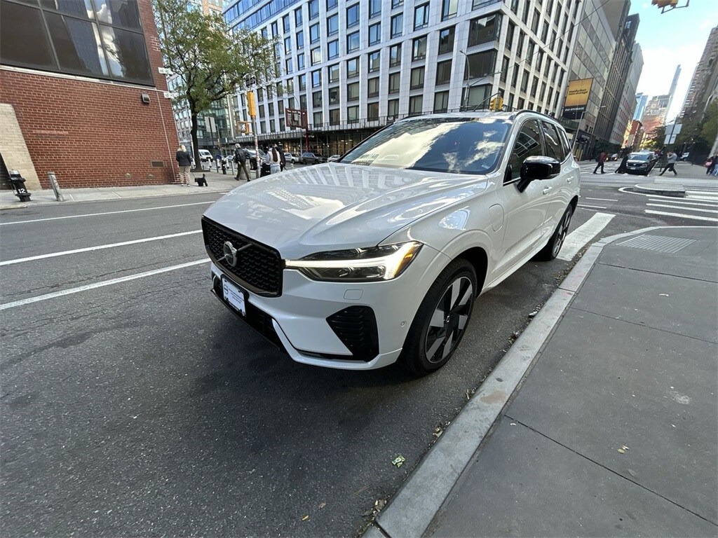 2025 Volvo XC60 Hybrid T8 Plus photo 3