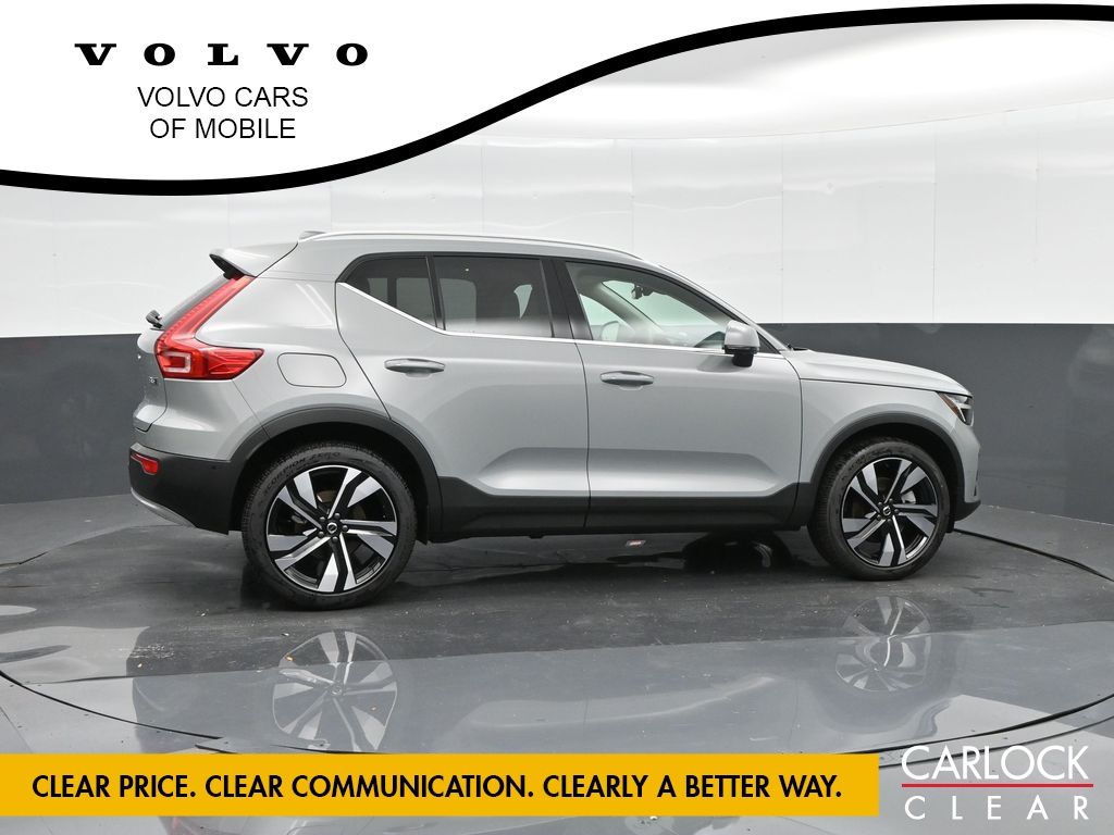 2025 Volvo XC40 photo 2