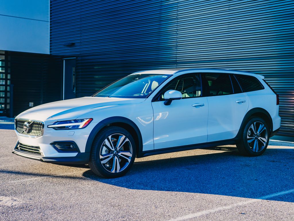 2025 Volvo V60 Cross Country Plus's photo