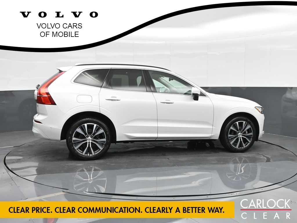 2022 Volvo XC60 B5 Momentum photo 2
