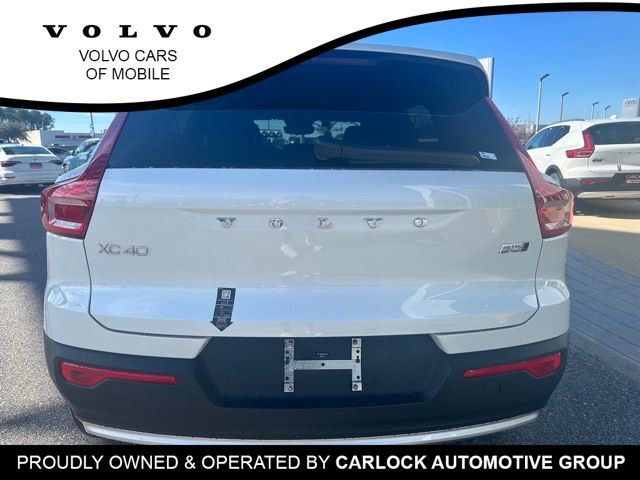 2024 Volvo XC40 Plus photo 4