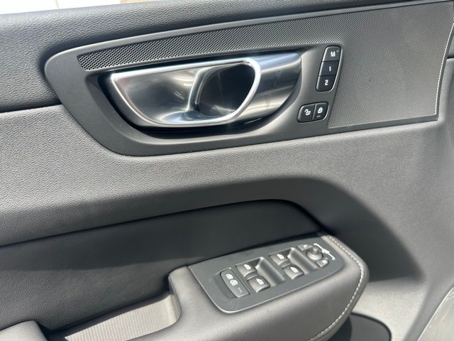 2025 Volvo XC60 Plus - Photo 16