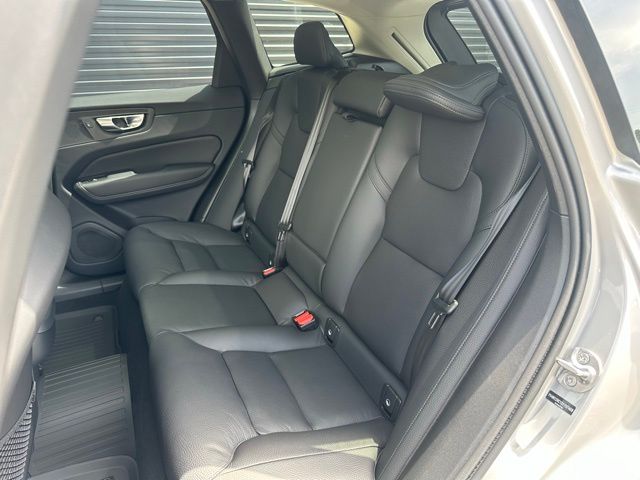 2025 Volvo XC60 Plus - Photo 13