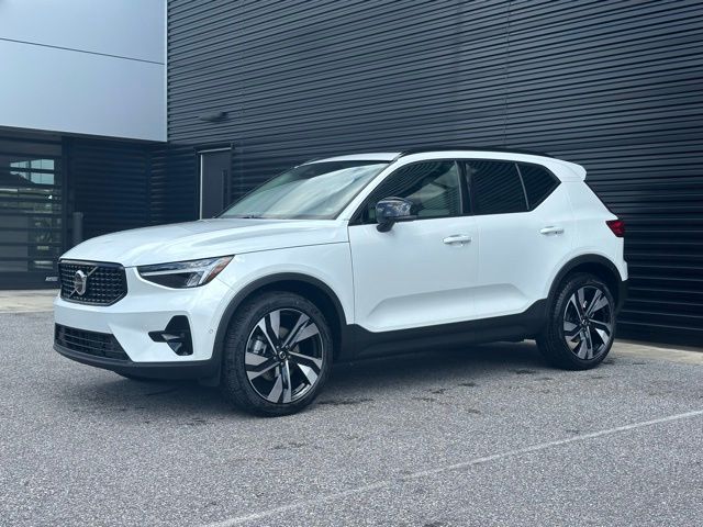 2025 Volvo XC40 B5 Plus Dark AWD's photo
