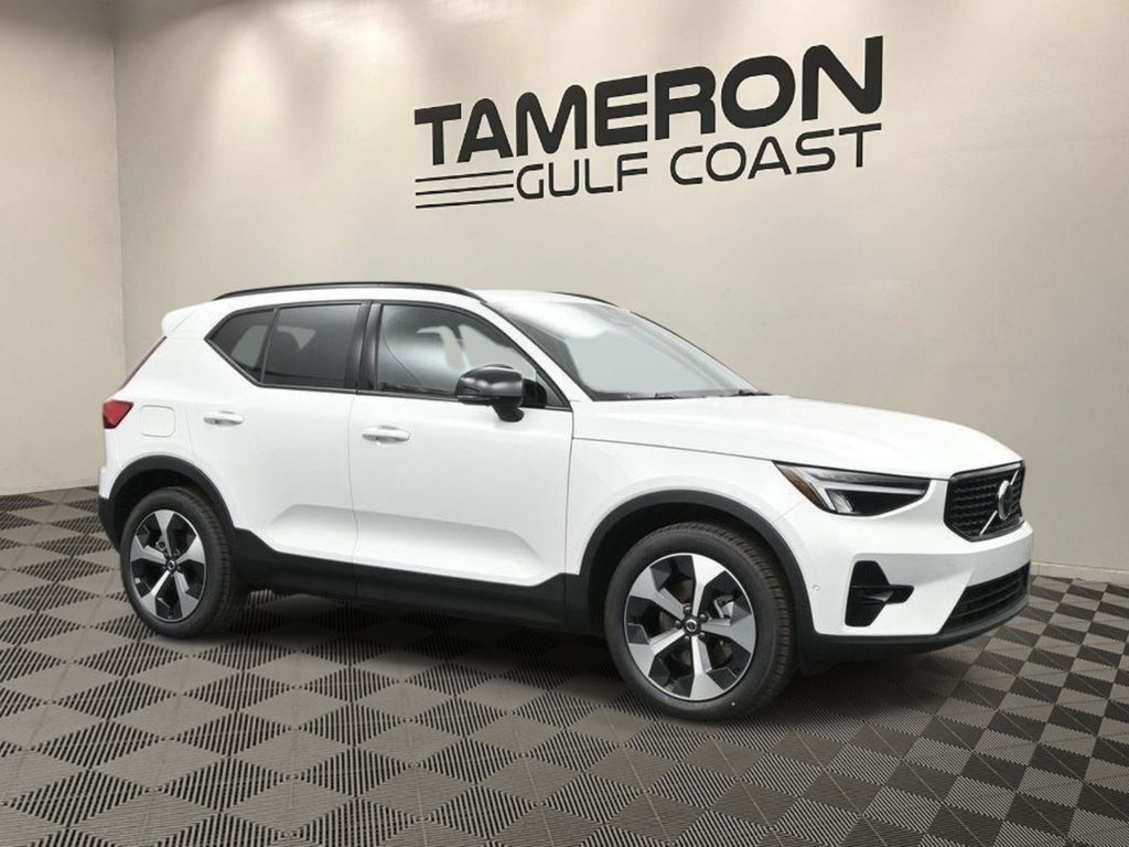 2026 Volvo XC40 B4 Plus Dark FWD's photo