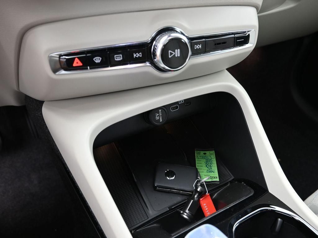 2025 Volvo XC40 Ultra - Photo 16