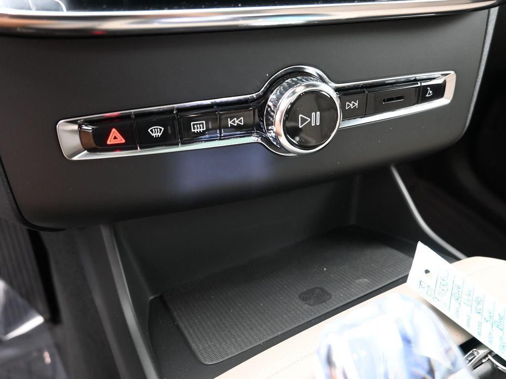 2026 Volvo XC90 Plus - Photo 18