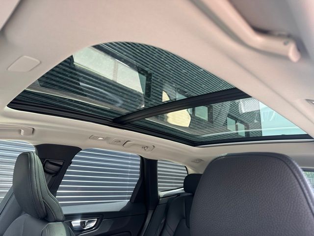 2025 Volvo XC60 Plus - Photo 15