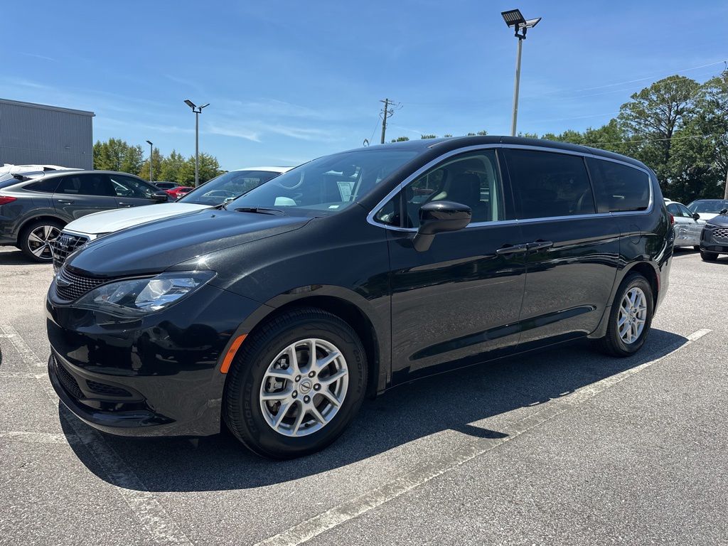 2023 Chrysler Voyager LX's photo