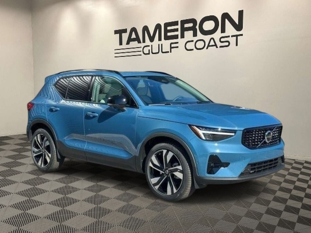 2025 Volvo XC40 B5 Ultra Dark AWD's photo