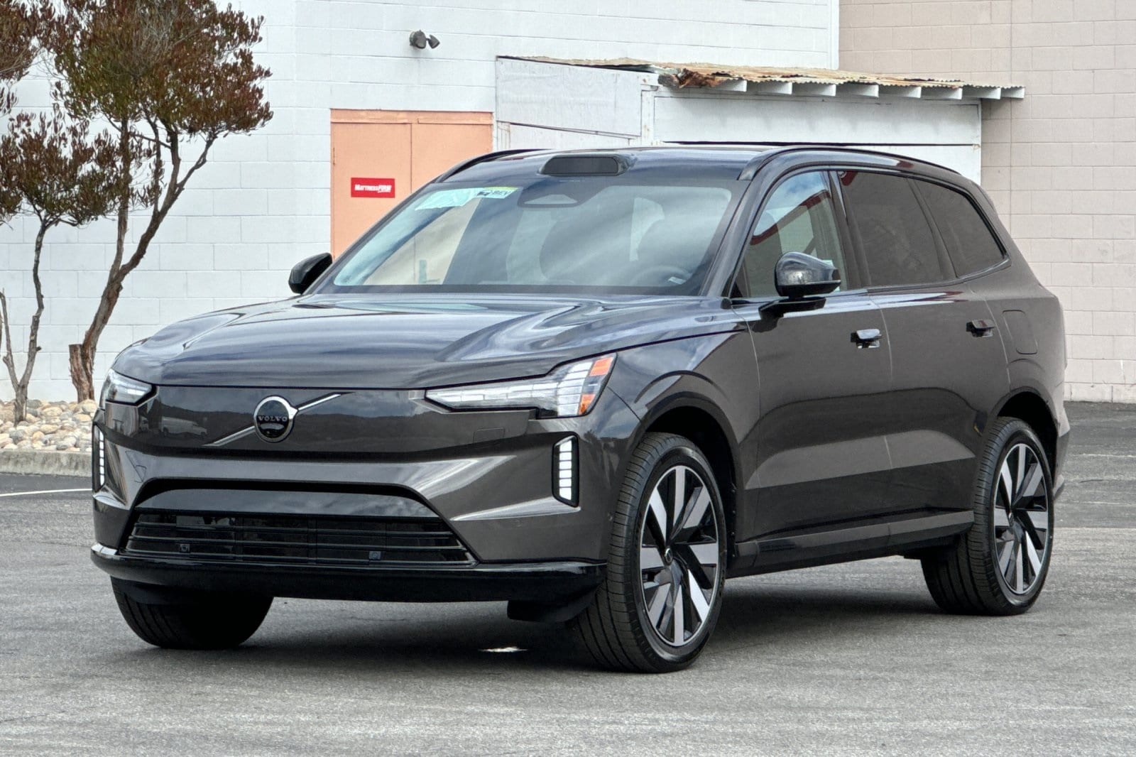 2025 Volvo EX90 Plus's photo