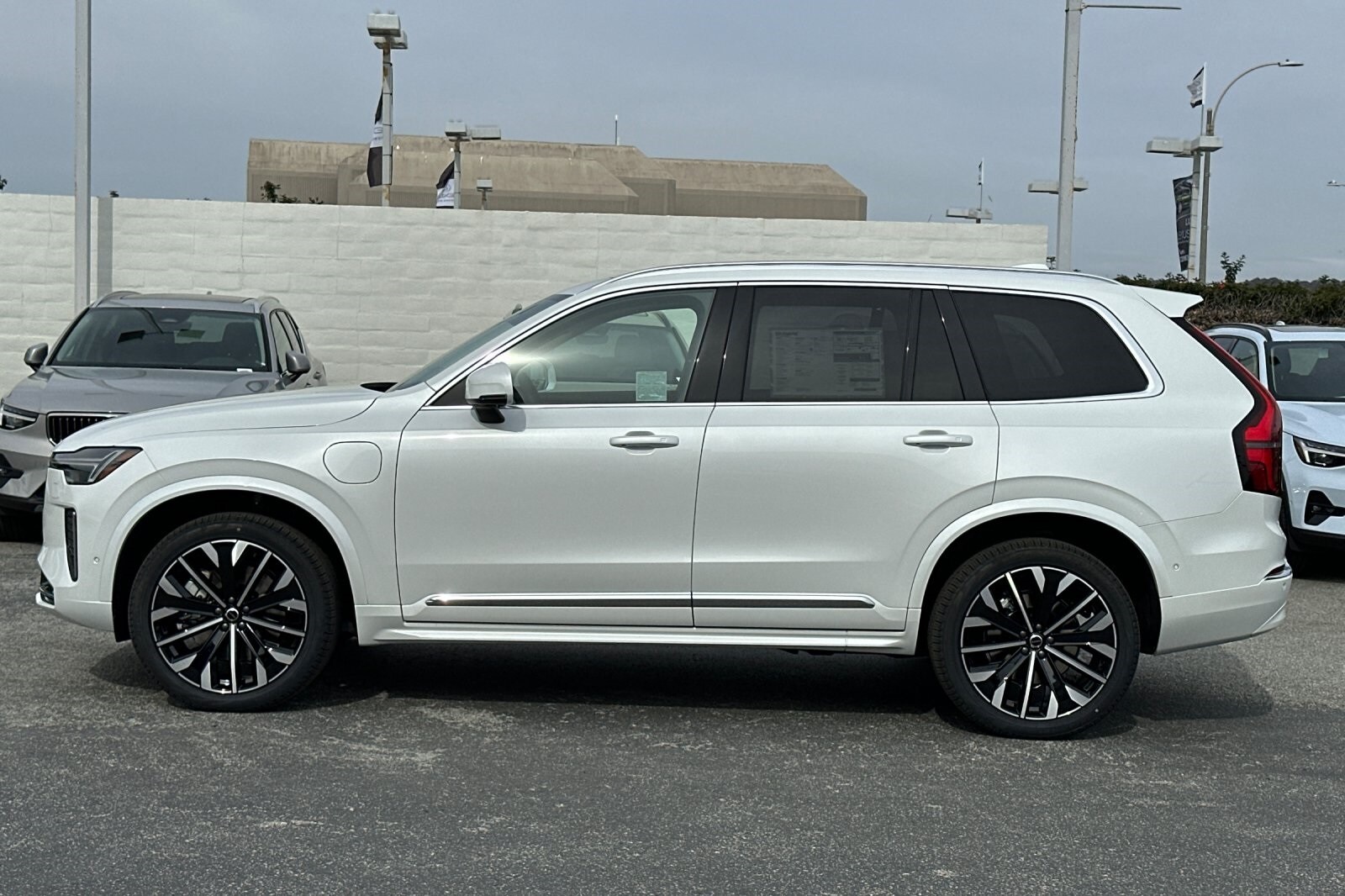 2025 Volvo XC90 T8 Plus photo 2