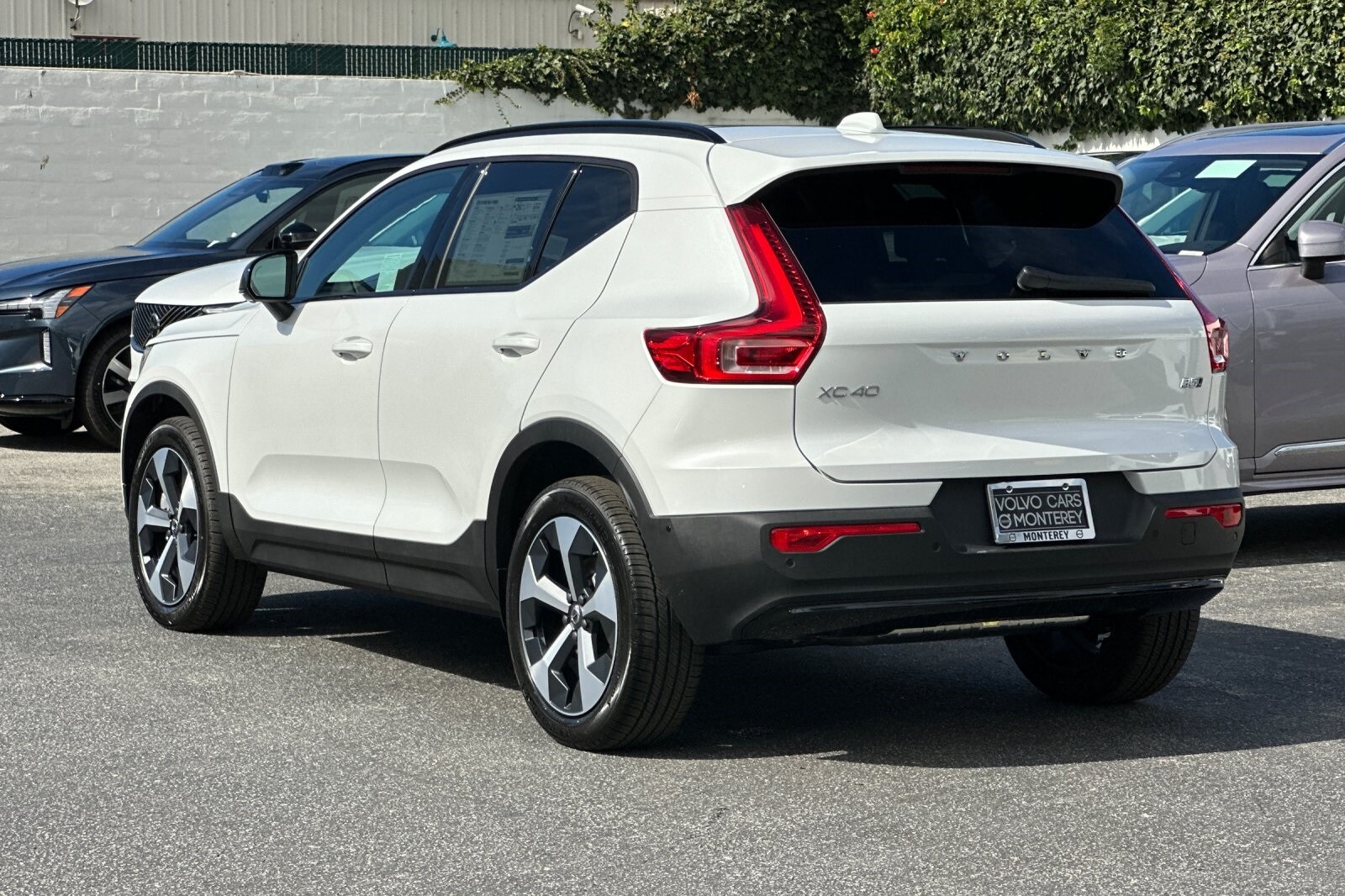 2026 Volvo XC40 Plus photo 2