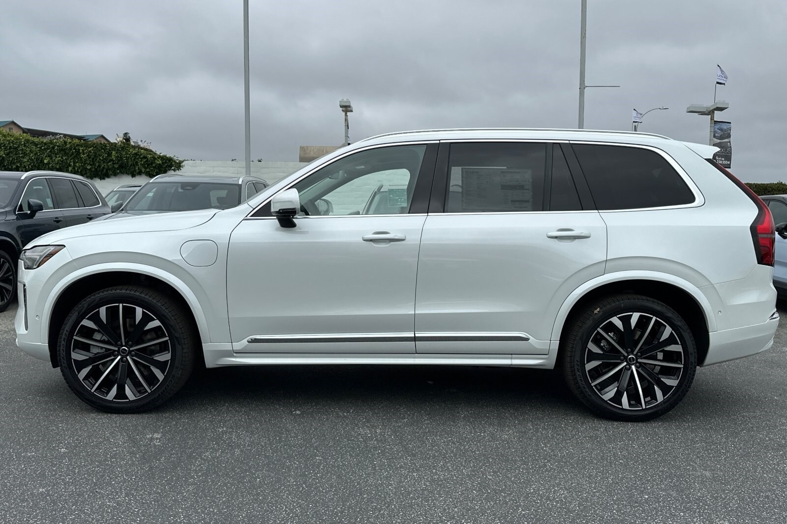 2025 Volvo XC90 T8 Plus photo 2