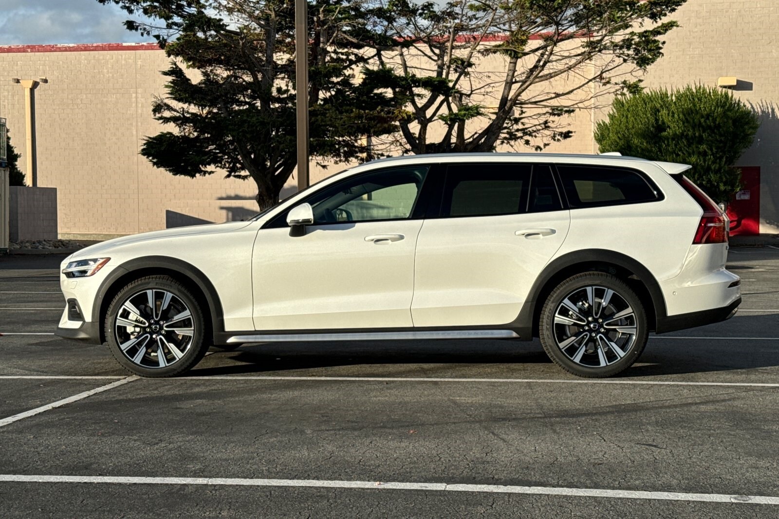 2026 Volvo V60 Cross Country B5 photo 2
