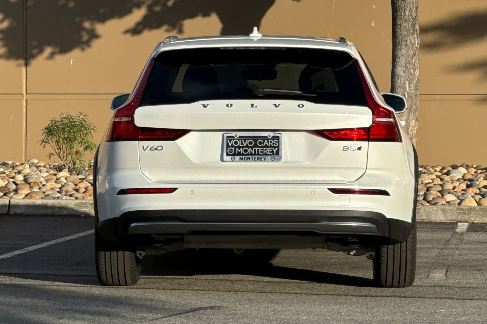 2026 Volvo V60 Cross Country B5 photo 4