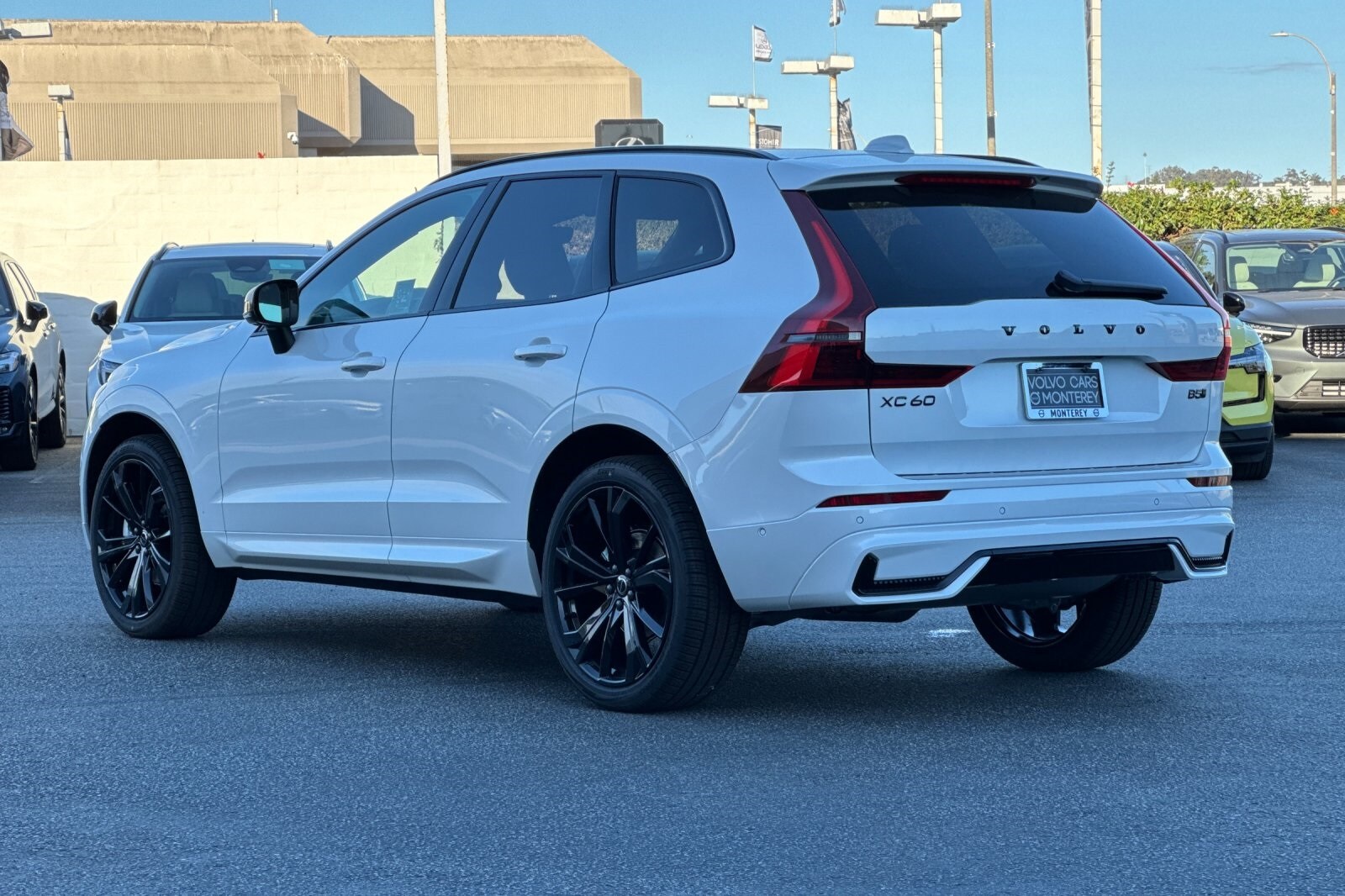 2026 Volvo XC60 B5 Black Edition photo 2
