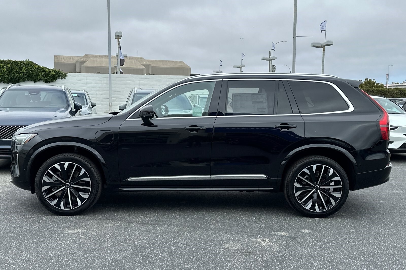 2025 Volvo XC90 T8 Plus photo 2