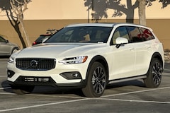 2026 Volvo V60 Cross Country B5 Ultra Wagon