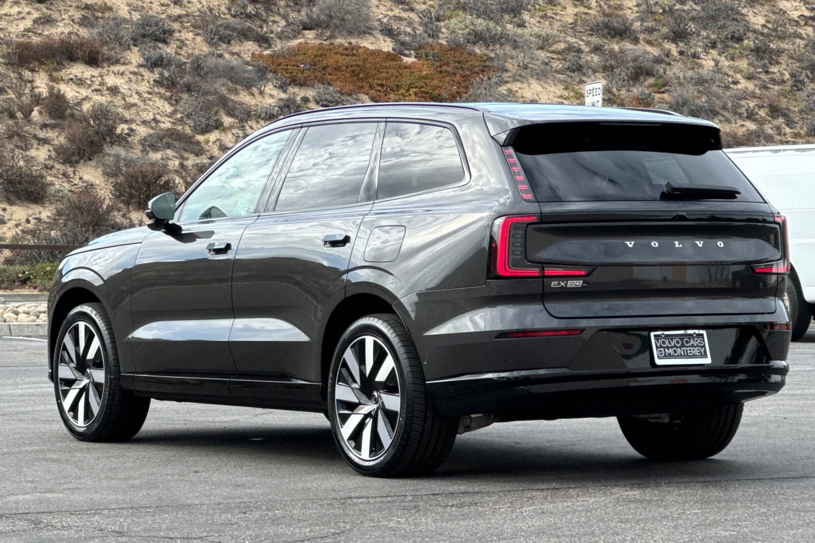 2025 Volvo EX90 Twin Motor Plus photo 2