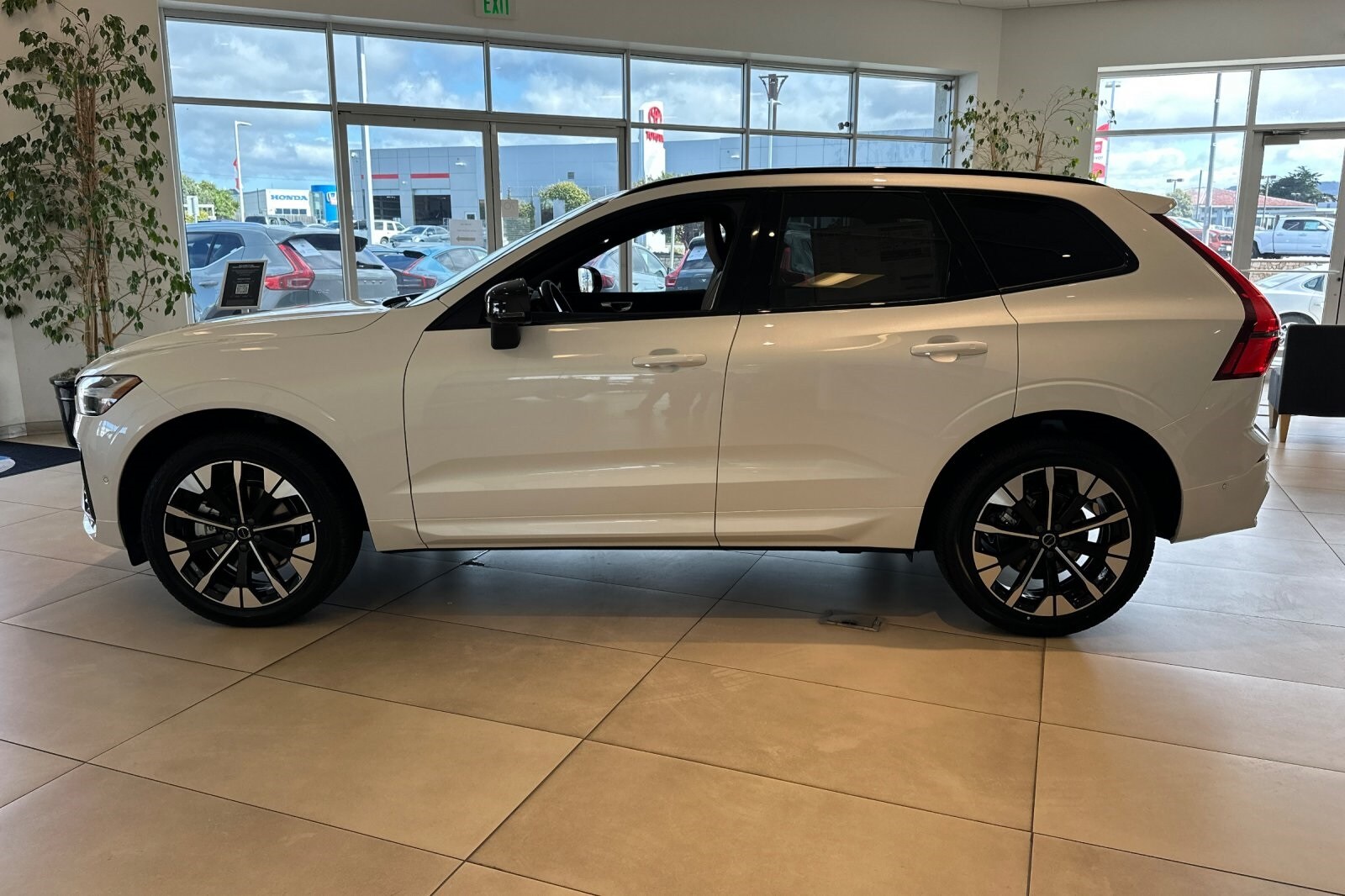 2026 Volvo XC60 B5 Plus photo 2