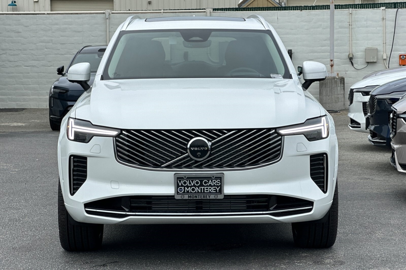 2025 Volvo XC90 T8 photo 2