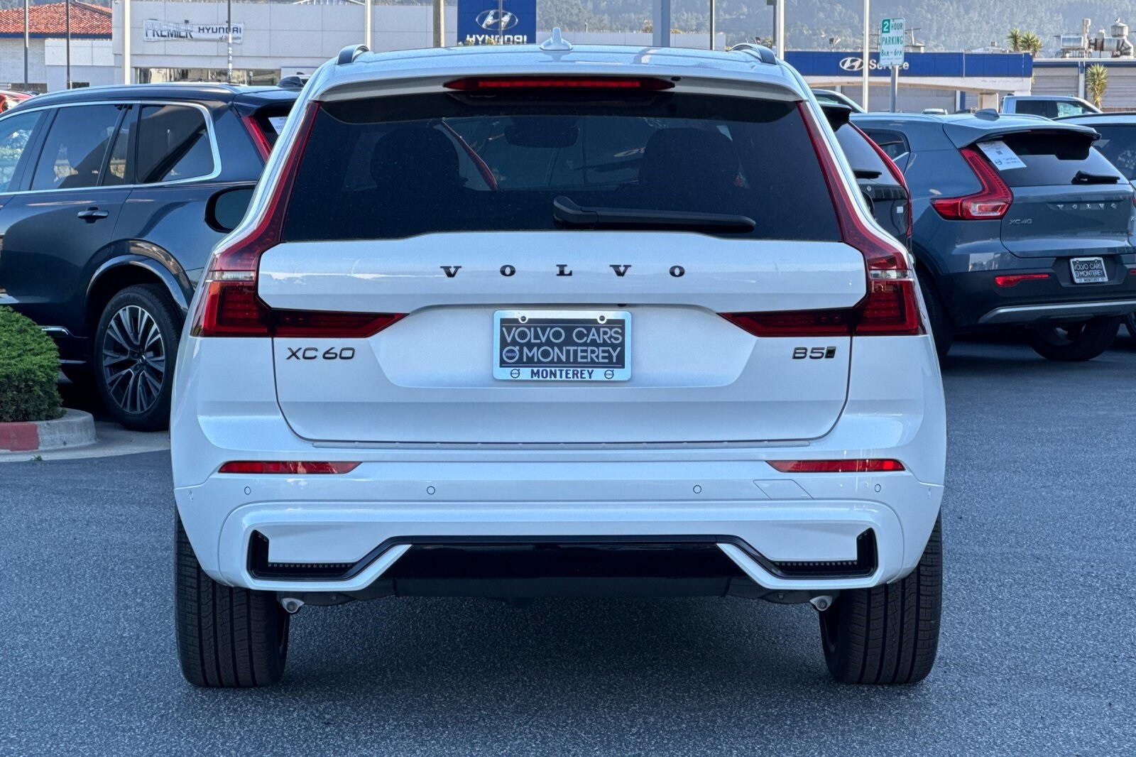 2026 Volvo XC60 B5 Black Edition photo 3