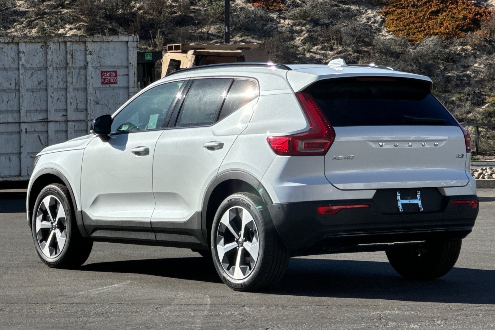 2026 Volvo XC40 Plus photo 3