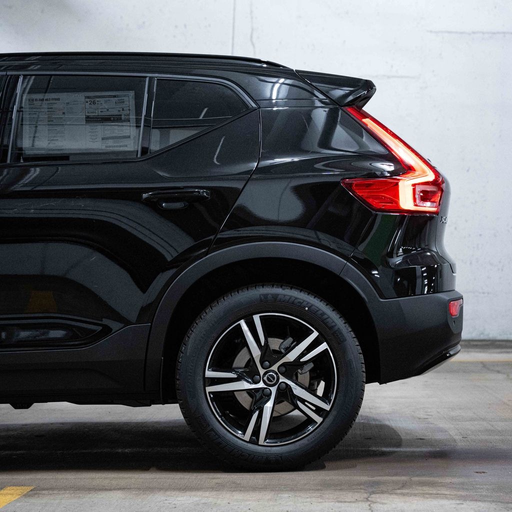 Used 2026 Volvo XC40 B5 Core SUV