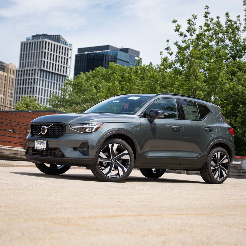 2026 Volvo XC40 B5 Plus Dark AWD's photo