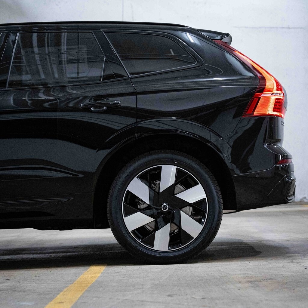 2025 Volvo XC60 T8 Plus photo 4