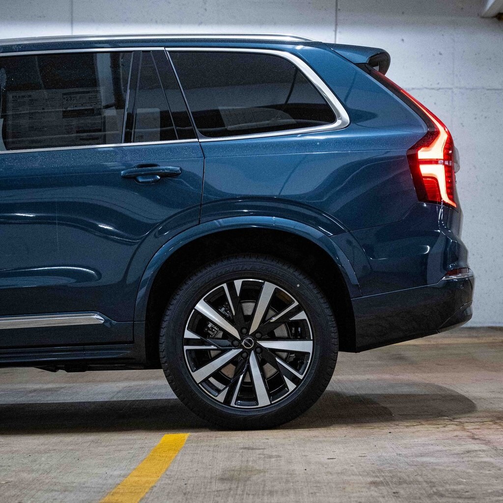 2025 Volvo XC90 Core photo 4