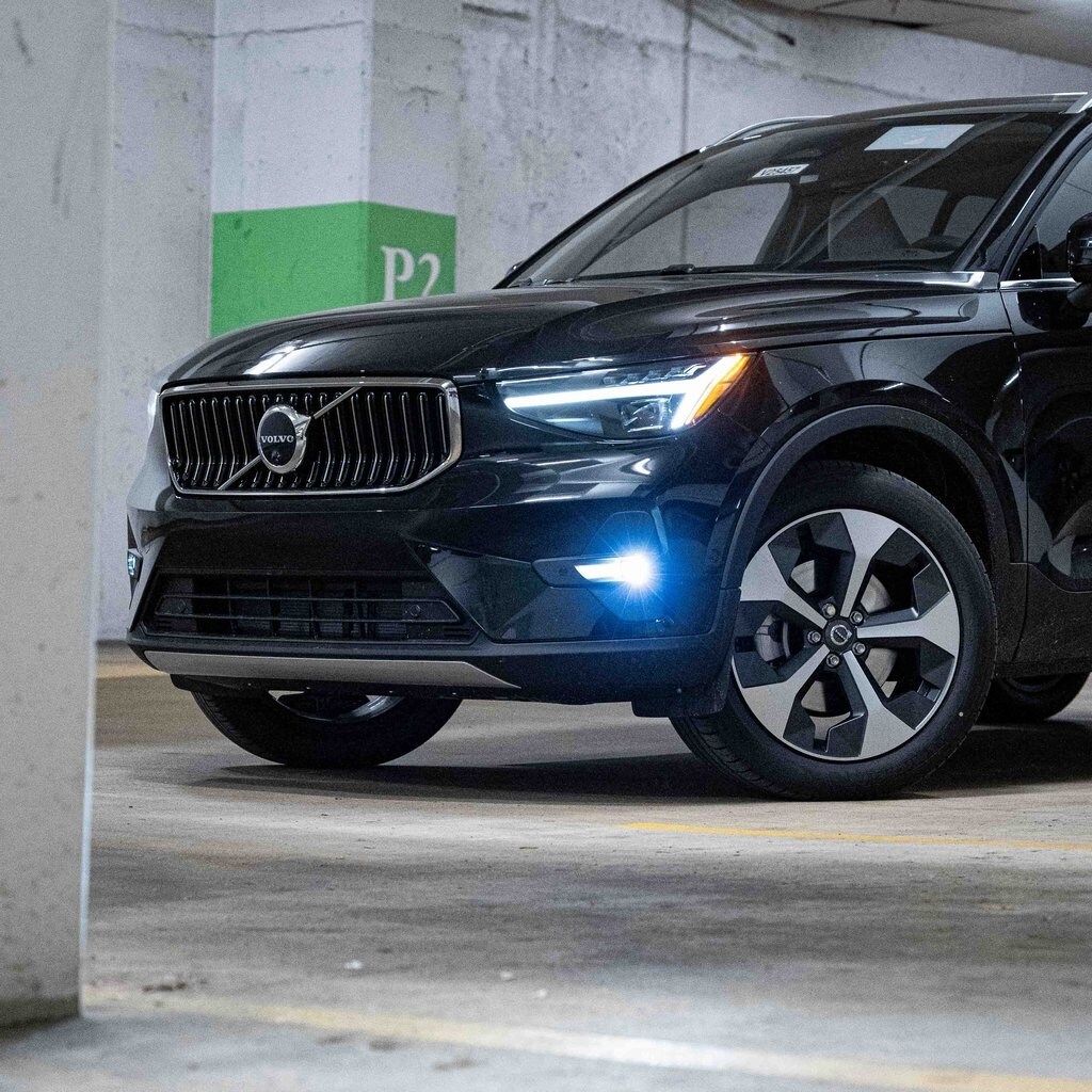2025 Volvo XC40 Plus photo 2